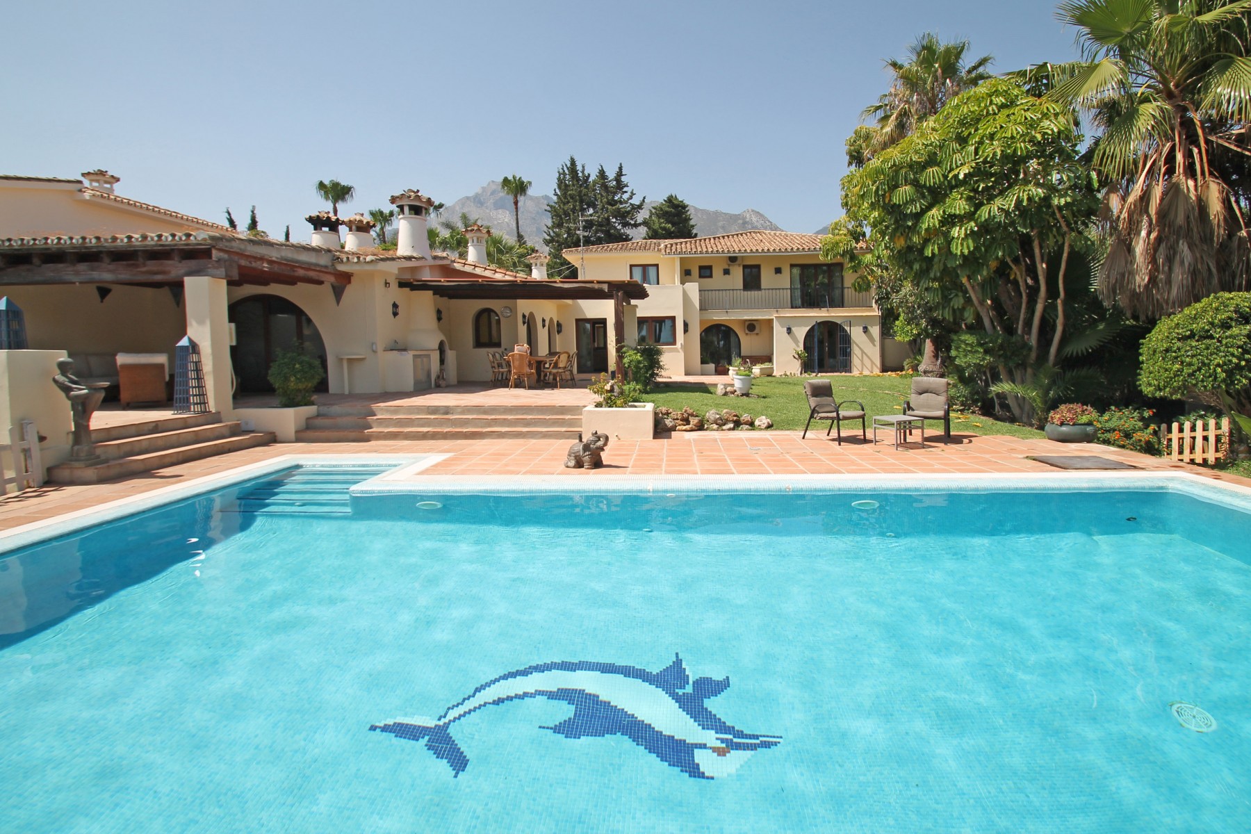 Enormous villa with sea views on Marbella's Golden Mile