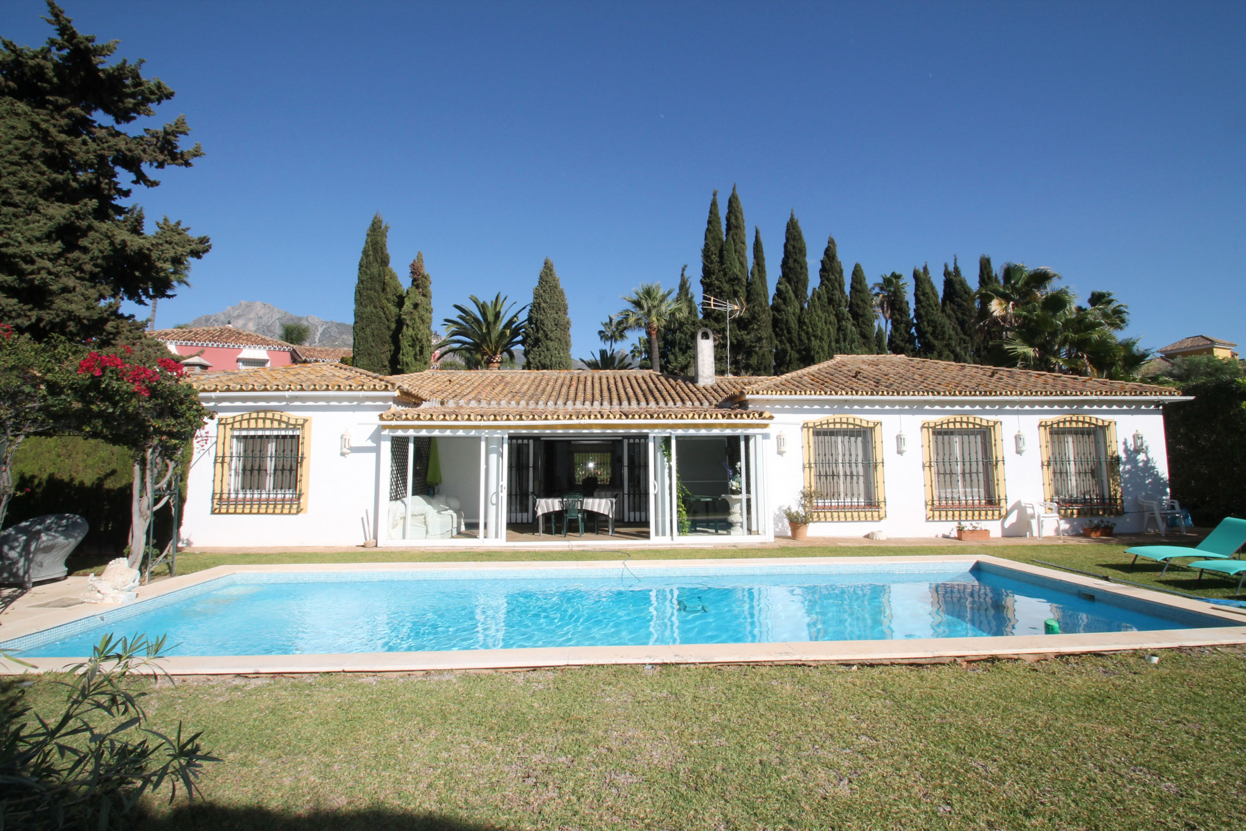 Villa on large plot with pool el Higueral Marbella